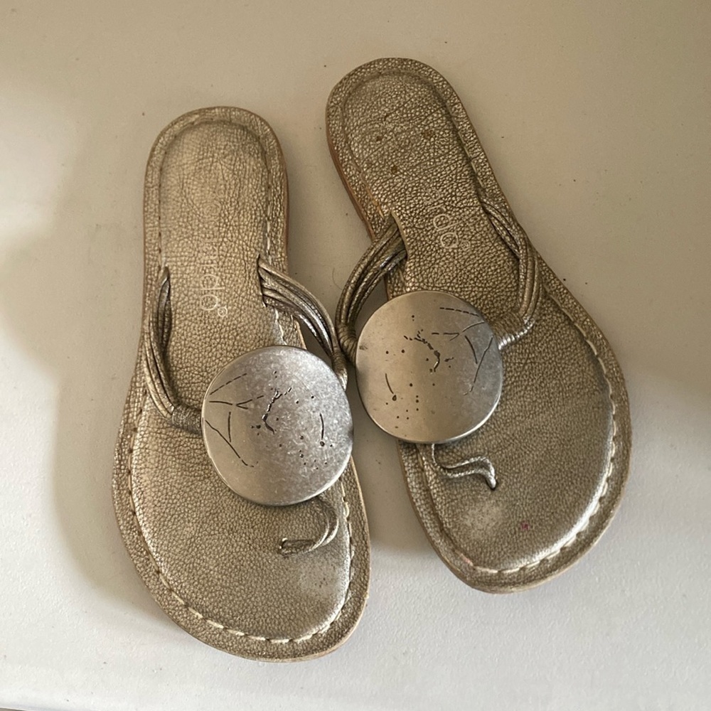 Bernardo Sandals silver medallion thong slides women’s 6 rope